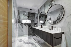 Dusj, hårføner, håndklær og sjampo