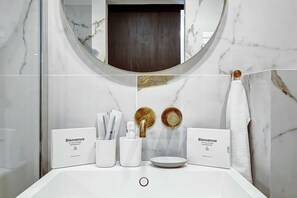 Regadera, secadora de cabello, toallas, shampoo 