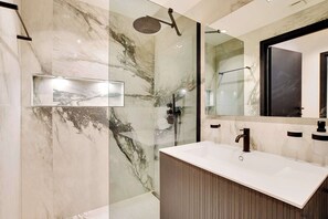Douche, sèche-cheveux, serviettes fournies, shampoing