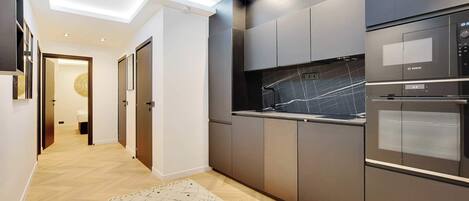 Kjøleskap, mikrobølgeovn, ovn og kokeplater