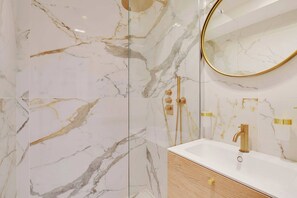 Shower, hair dryer, towels - Elegant apartment - 2BR/6P - Le Marais (Paris)