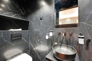 Douche, sèche-cheveux, serviettes fournies, shampoing