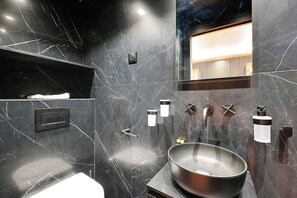 Shower, hair dryer, towels, shampoo