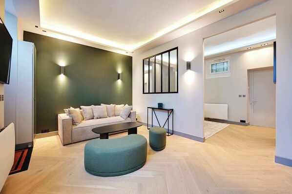 TV, offices - Elegant Home - 1BR/4P - Eiffel Tower/Invalides (Paris)