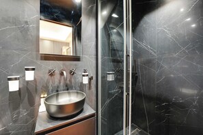 Een douche, een haardroger, handdoeken