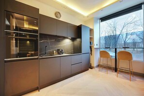 冷蔵庫、電子レンジ、オーブン、コンロ