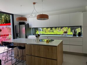 Fridge, oven, stovetop, dishwasher - Maison Avec Piscine Proche du Parc Bordelais (Bordeaux)