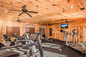 Fitness facility - GatMtnLodge: Spectacular Views, Theater, Games, Hot Tub, Wifi, Gatlinburg! (Gatlinburg)