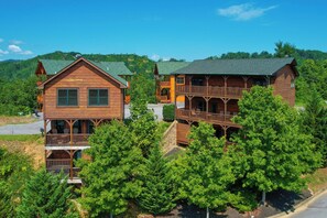 Exterior - GatViewsLodge: VIEWS,  Theater, Game Room, Hot Tub, Wifi, Resort Pool & Fitness (Gatlinburg)