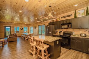 Fridge, microwave, oven, stovetop - GatViewsLodge: VIEWS,  Theater, Game Room, Hot Tub, Wifi, Resort Pool & Fitness (Gatlinburg)
