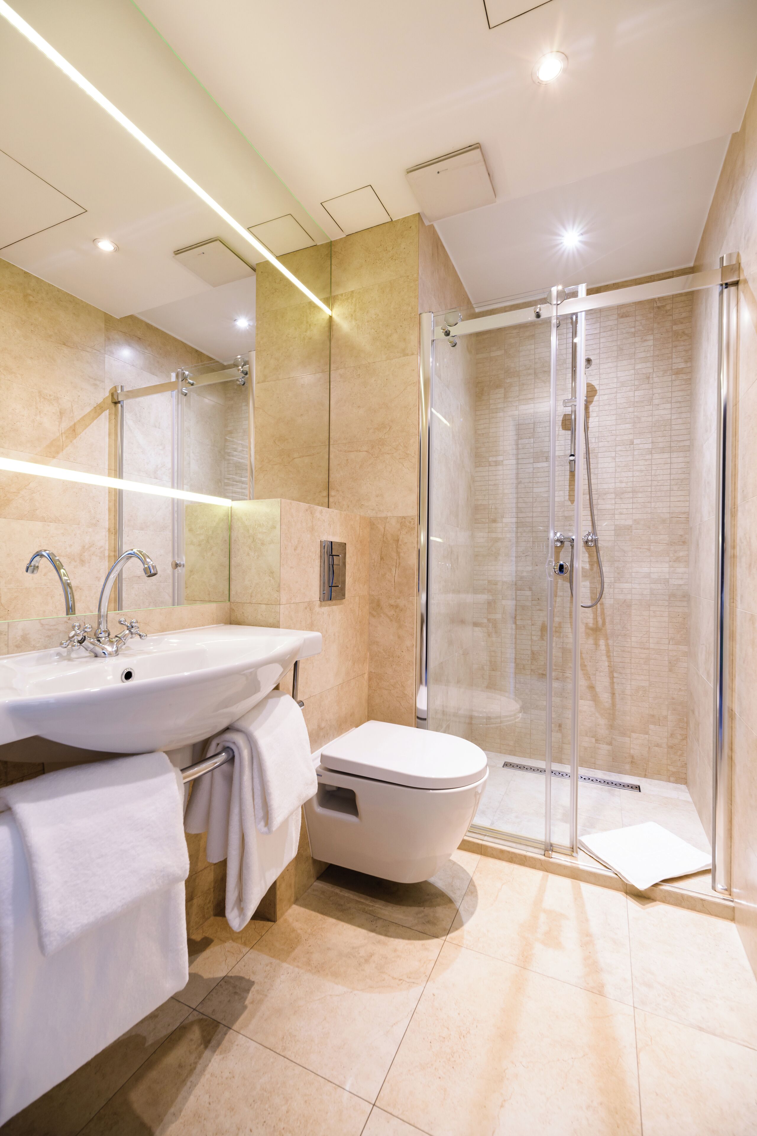 Apartamento | Baño | Ducha, secador de pelo, toallas y jabón