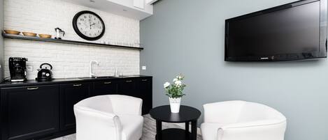 Apartment | Eigene Kochnische | Kühlschrank, Herdplatte, Wasserkocher mit Kaffee-/Teezubehör