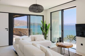 Superior-Villa, Meerblick | Wohnzimmer | 50-Zoll-Smart-TV mit Kabelempfang, Netflix, Streaming-Dienste