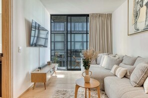 Una televisión, una oficina