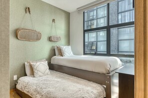 2 dormitoris, escriptori i planxa i posts de planxar 