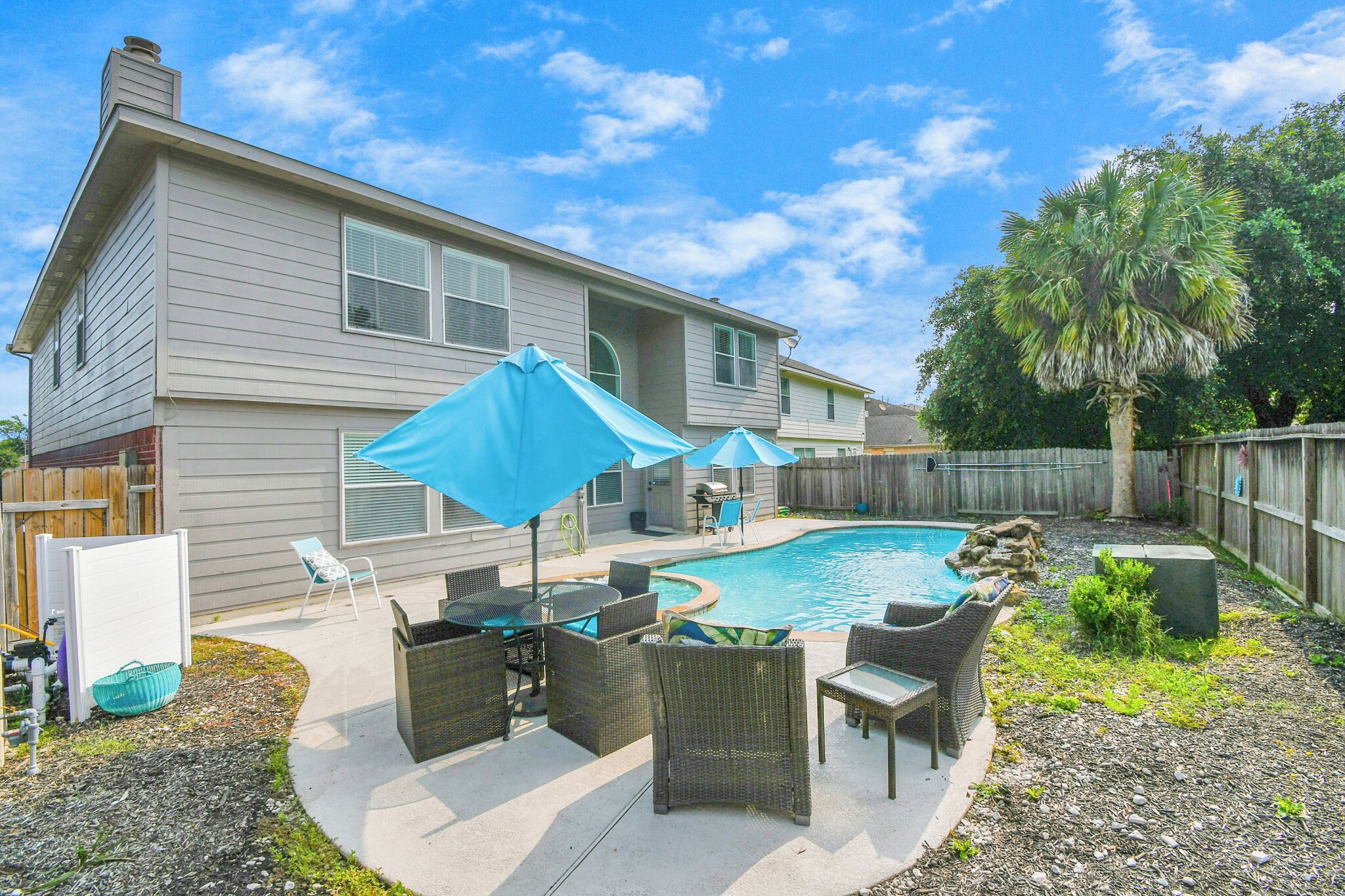 Magnificent 6-BR w Pool & Spa 25 Mins Downtown LT