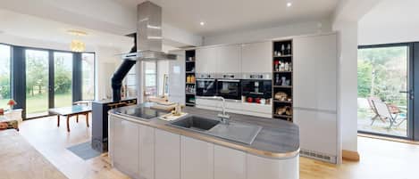 Rumah | Dapur pribadi | Lemari es, oven, kompor, dan mesin pencuci piring