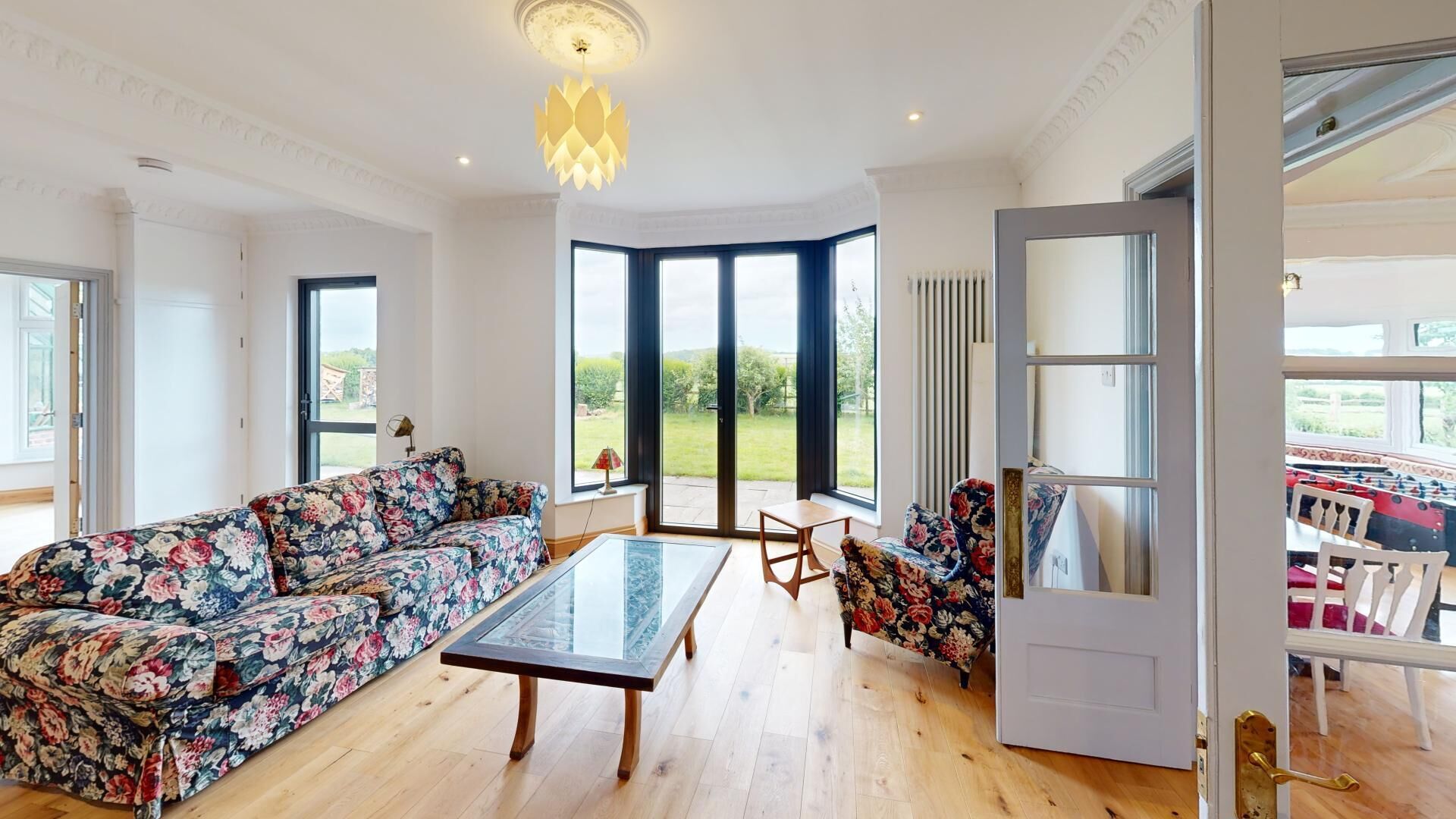 單棟房屋 | 客廳 | 電視、壁爐