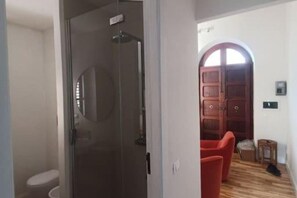 Douche, sèche-cheveux, bidet, serviettes fournies