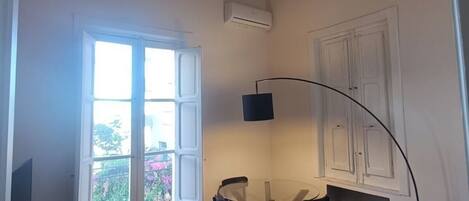 Smart-TV, Kamin, Bücher