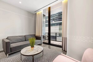 TV - Lux Brickell Studio · Rooftop Pool · Walk to Mary Brickell (Miami)