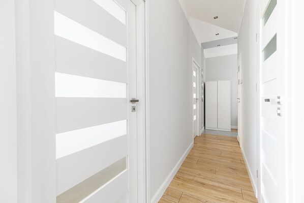 2 bedrooms, soundproofing, iron/ironing board, cots/infant beds - Native Apartments Blich 7 (Kraków)