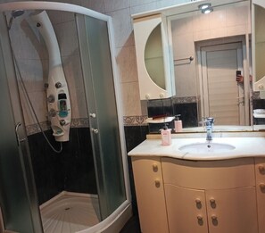 Basic Condo | Bathroom