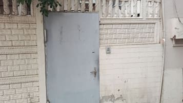 Vista frontal de la propiedad