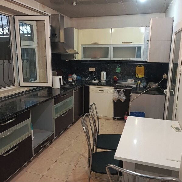 Basic Condo | Shared kitchen facilities