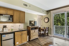Fridge, microwave, oven, stovetop - Grand Comfort: 2 BR w/ Golf Cart & Bay Views at Sandestin Golf and Beach Resort! (Miramar Beach)