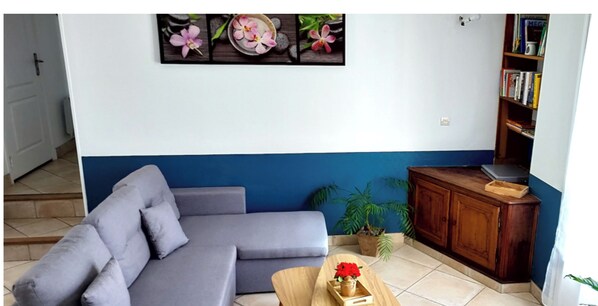 TV, books - Charmante Maison en Plein Coeur du Vexin, Idéal Pour les Familles (Drocourt)