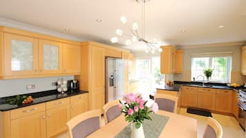 House | Private kitchen | Fridge, microwave, oven, stovetop