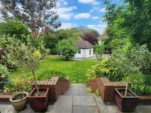 Property grounds - London Family Home-amazing Garden (London)