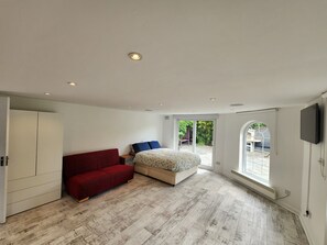 5 bedrooms, iron/ironing board, free WiFi, bed sheets - London Family Home-amazing Garden (London)