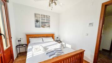 2 slaapkamers, een strijkplank/strijkijzer, gratis wifi, beddengoed