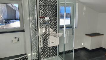 Ducha, secador de pelo, toallas, jabón