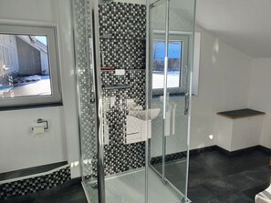 Shower, hair dryer, towels, soap - Ferienwohnung Allgäu-piraten (Altusried)