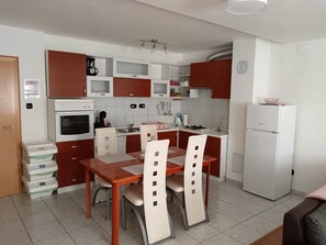 Kühlschrank, Ofen, Herdplatte, Geschirrspüler