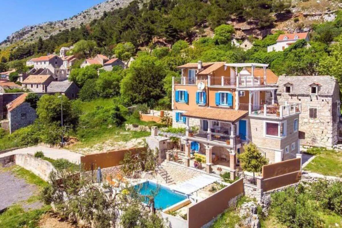 Eight Bedroom Villa with Private Pool | 外觀
