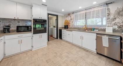 Hilltop 2200sqft Oasis: Pool, Views, BBQ