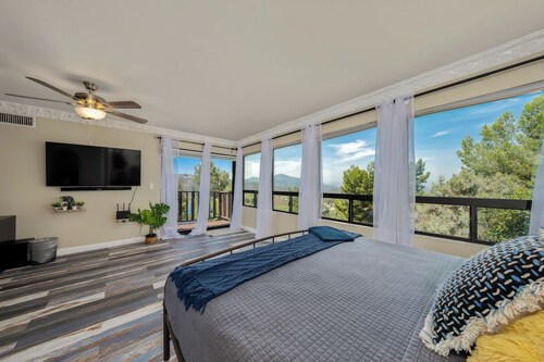 Hilltop 2200sqft Oasis: Pool, Hot Tub, Views, BBQ - Amazing Retreat!