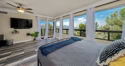 Hilltop 2200sqft Oasis: Pool, Hot Tub, Views, BBQ - Amazing Retreat!