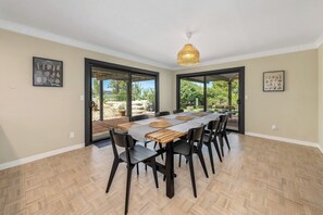 Dining - Hilltop 2200sqft Oasis: Pool, Hot Tub, Views, BBQ - Amazing Retreat! (Jamul)