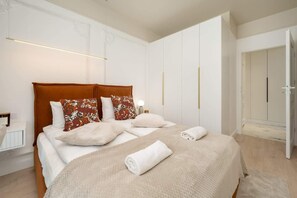 2 bedrooms, desk, iron/ironing board, WiFi