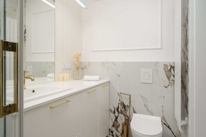 Shower, hair dryer, towels