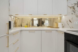 Réfrigérateur, micro-ondes, four, plaque de cuisson