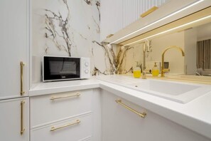 Fridge, microwave, oven, stovetop - Mieszczańska 24 Wroclaw | Prestigious Apartment | Parking (Wroclaw)