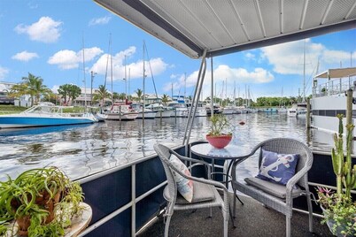 Pura Vida- Floating Home