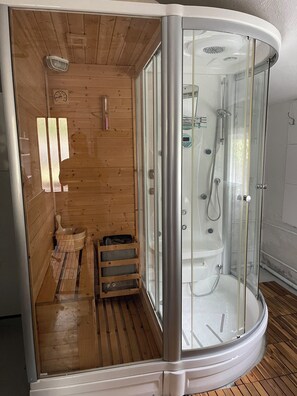 Dusche, Haartrockner, Handtücher, Seife