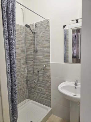 Een douche, een haardroger, een bidet, handdoeken